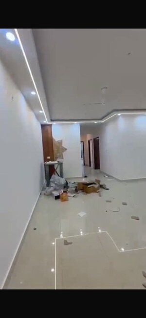 Room in 3.5 BHK Apartment at Sushant Golf City – for Rent