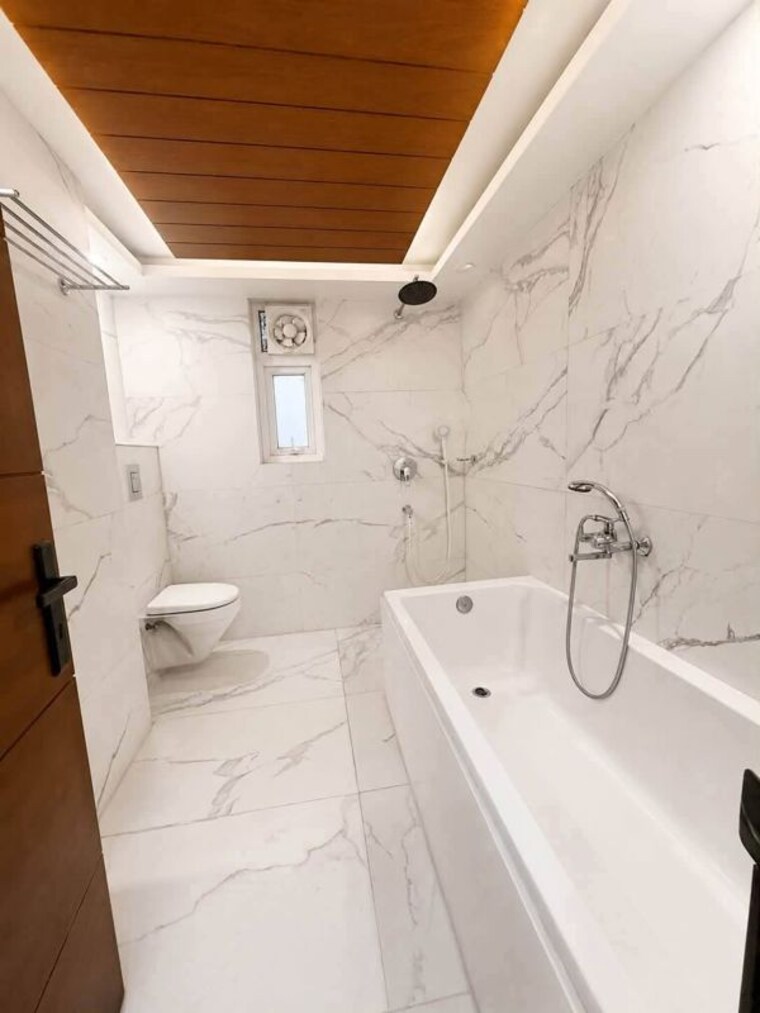 Bathroom, ansal-sushant-apartments 3 Bedroom 300 Sq.Ft. Builder Floor In Sushant Lok I Gurgaon 10678650