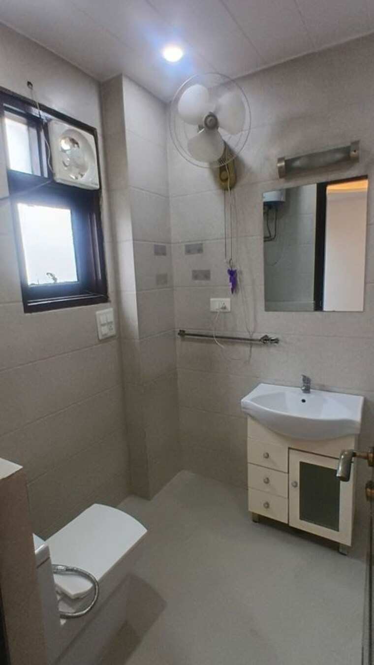 Bathroom, lajpat nagar 4 2 Bedroom 900 Sq.Ft. Builder Floor In Lajpat Nagar 4 Delhi 10678654