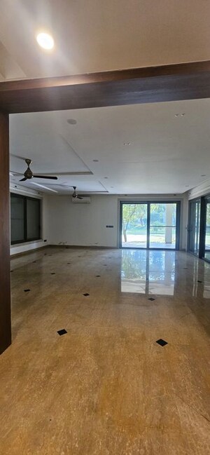 Room in 5 BHK Villa at Chattarpur – for Rent