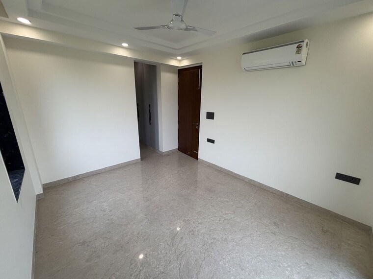 Room, shivalik colony 4 Bedroom 260 Sq.Yd. Builder Floor In Shivalik Colony Delhi 10678655