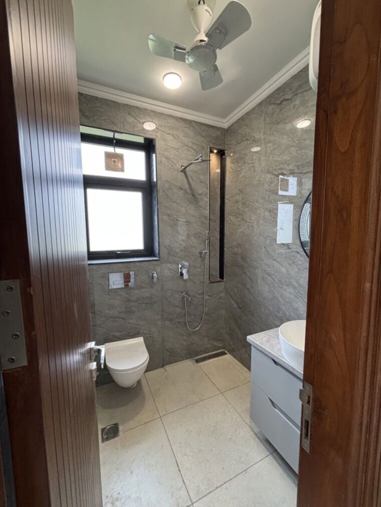 Bathroom, shivalik colony 4 Bedroom 260 Sq.Yd. Builder Floor In Shivalik Colony Delhi 10678655