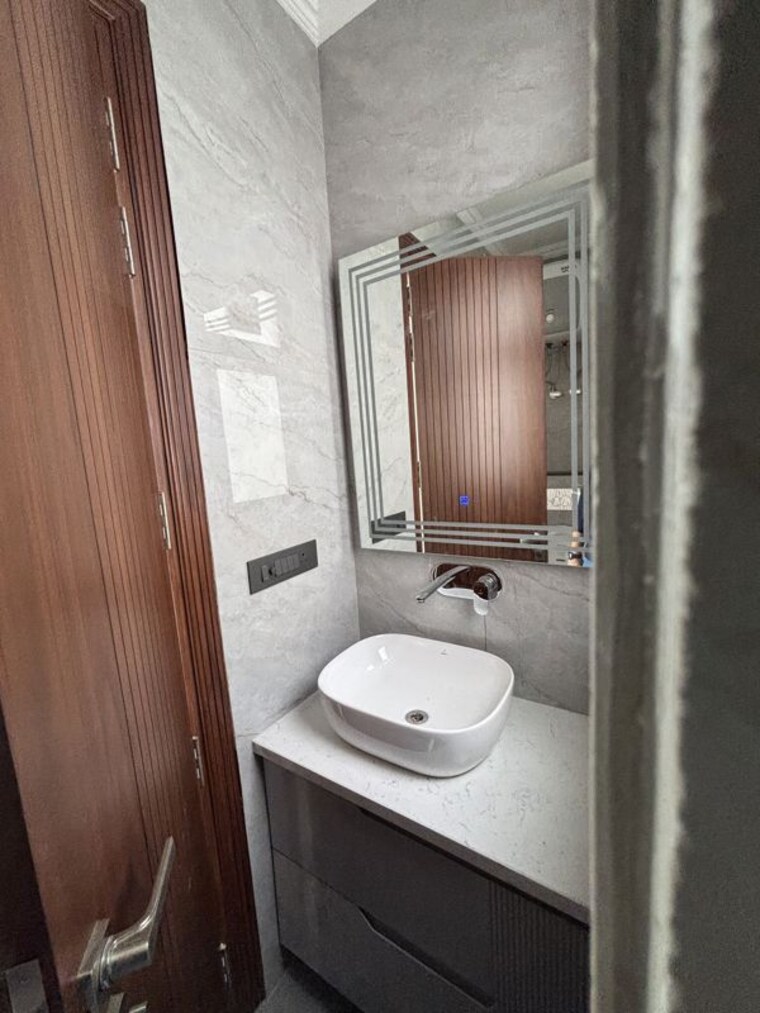 Bathroom, shivalik colony 4 Bedroom 260 Sq.Yd. Builder Floor In Shivalik Colony Delhi 10678655
