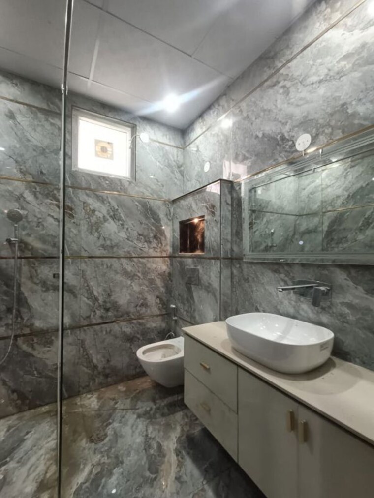 Bathroom, dlf phase ii 3 Bedroom 215 Sq.Yd. Builder Floor In Dlf Phase ii Gurgaon 10678670