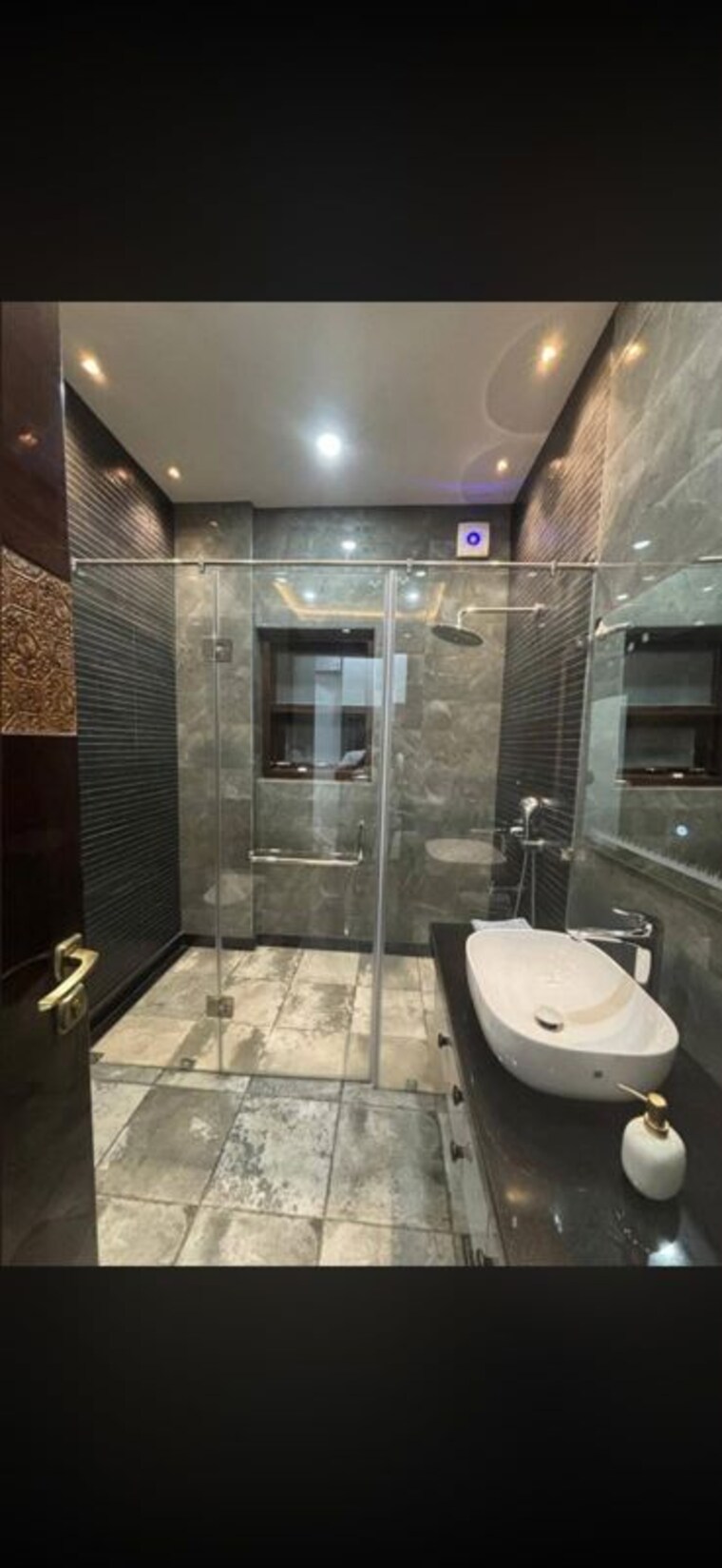 Bathroom, dlf phase ii 3 Bedroom 215 Sq.Yd. Builder Floor In Dlf Phase ii Gurgaon 10678670