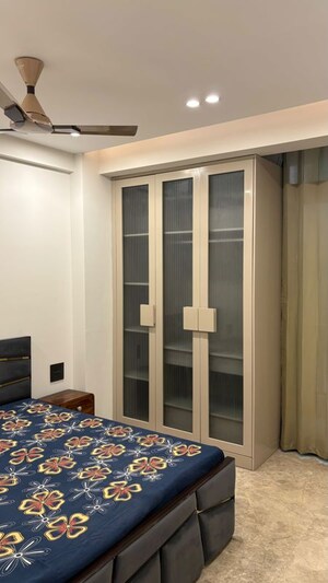 Bedroom in 3 BHK Builder Floor at Dlf Phase ii – for Rent