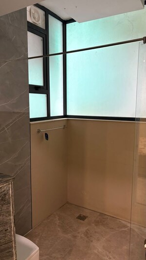 Room in 3 BHK Builder Floor at Dlf Phase ii – for Rent