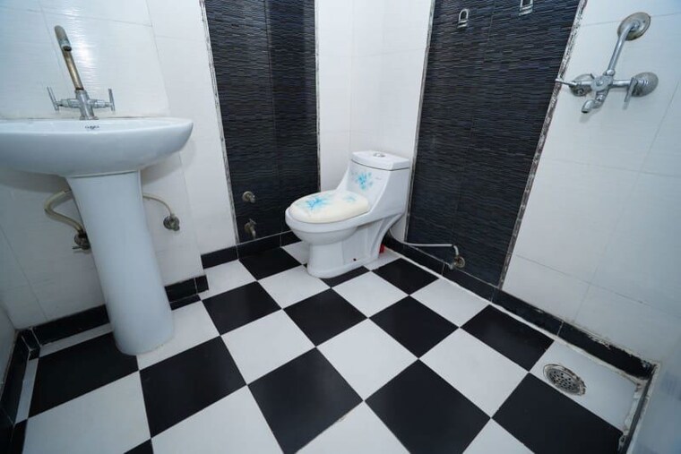 Bathroom, meenal-balmukund-residency 2 Bedroom 950 Sq.Ft. Apartment In Raj Nagar Extension Ghaziabad 10678751