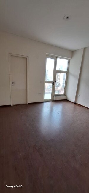Room in 4 BHK Apartment at Imperia Esfera, Sector 37c – for Rent