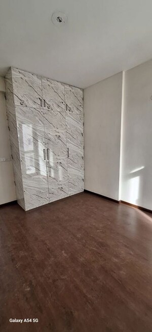 Room in 4 BHK Apartment at Imperia Esfera, Sector 37c – for Rent