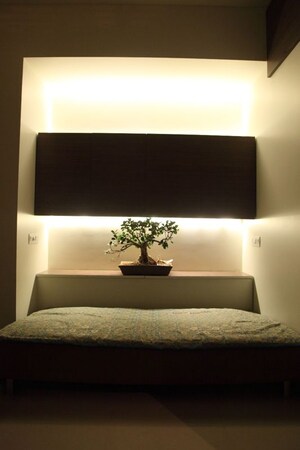 Furnished Amenities in 3 BHK Apartment at Blue Sea, Juhu – for Rent