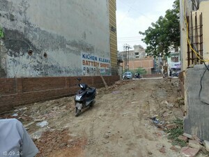 Parking in 3 BHK Builder Floor at Dlf Ankur Vihar – for Sale