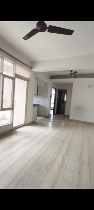 Room in 3.5 BHK Apartment at Mahagun Moderne, Sector 78 – for Rent