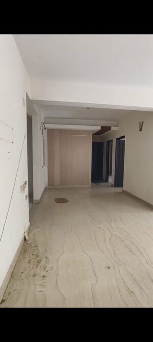 Room in 3.5 BHK Apartment at Mahagun Moderne, Sector 78 – for Rent