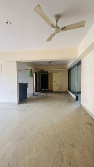 Room in 3.5 BHK Apartment at Mahagun Moderne, Sector 78 – for Rent