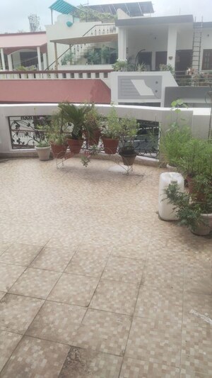 Parking in 2 BHK Builder Floor at Gomti Nagar – for Rent