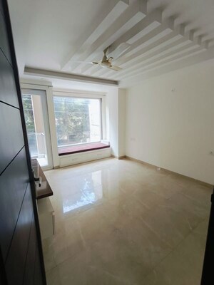 Room in 3 BHK Builder Floor at Sector 40 – for Rent
