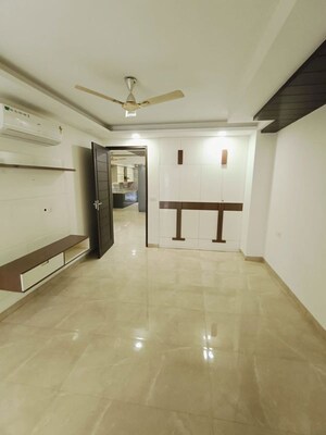 Room in 3 BHK Builder Floor at Sector 40 – for Rent
