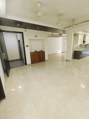Room in 3 BHK Builder Floor at Sector 40 – for Rent