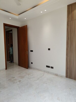 Room in 4 BHK Builder Floor at Defence Colony – for Rent