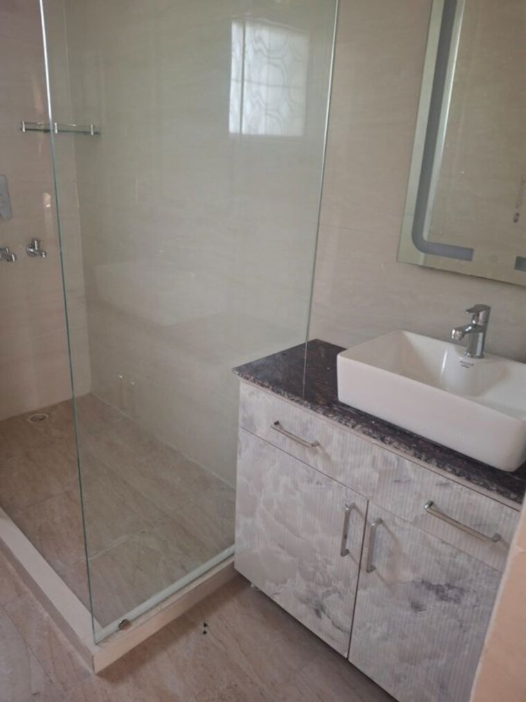Bathroom, unitech-ivory-towers 3.5 Bedroom 2100 Sq.Ft. Apartment In Sector 40 Gurgaon 10678988
