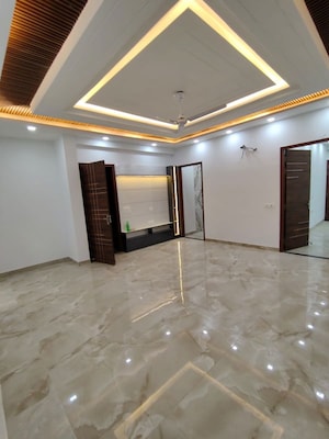 Room in 3 BHK Builder Floor at Ansal Plaza Sector-23, Sector 23 – for Rent