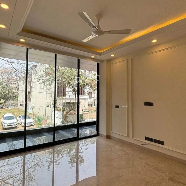 Room, east patel nagar 3 Bedroom 200 Sq.Yd. Builder Floor In East Patel Nagar Delhi 10679053