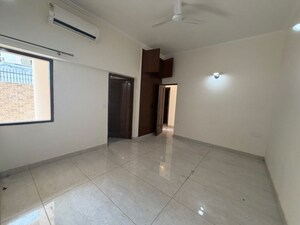 Room in 3 BHK Builder Floor at Sector 14 – for Rent