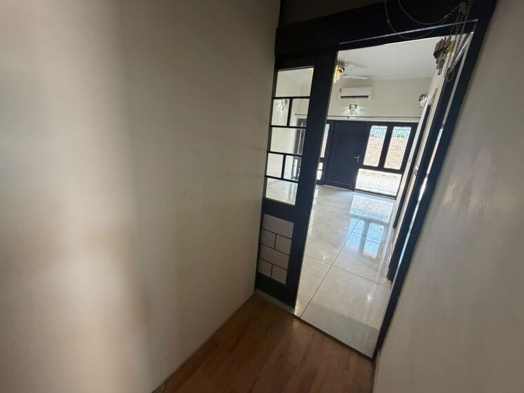 Room, sector 14 3 Bedroom 2000 Sq.Ft. Builder Floor In Sector 14 Gurgaon 10679075