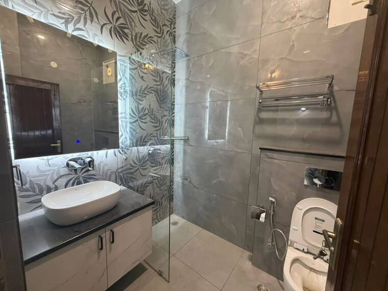 Bathroom, sector 14 3 Bedroom 2000 Sq.Ft. Builder Floor In Sector 14 Gurgaon 10679075