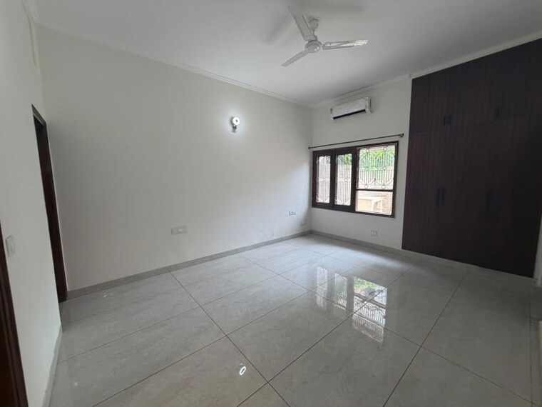 Room, sector 14 3 Bedroom 2000 Sq.Ft. Builder Floor In Sector 14 Gurgaon 10679075