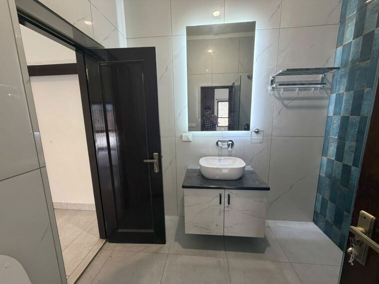 Bathroom, sector 14 3 Bedroom 2000 Sq.Ft. Builder Floor In Sector 14 Gurgaon 10679075