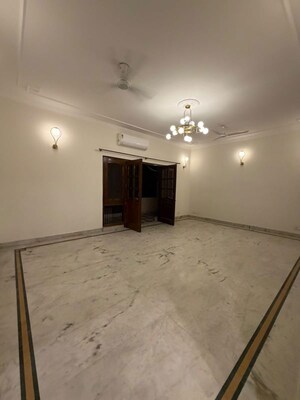 Room in 3 BHK Builder Floor at Sector 14 – for Rent
