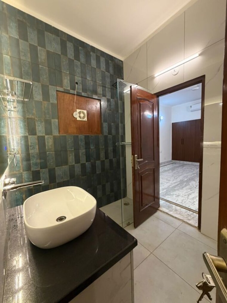 Bathroom, sector 14 3 Bedroom 1900 Sq.Ft. Builder Floor In Sector 14 Gurgaon 10679089