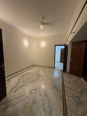 Room in 3 BHK Builder Floor at Sector 14 – for Rent
