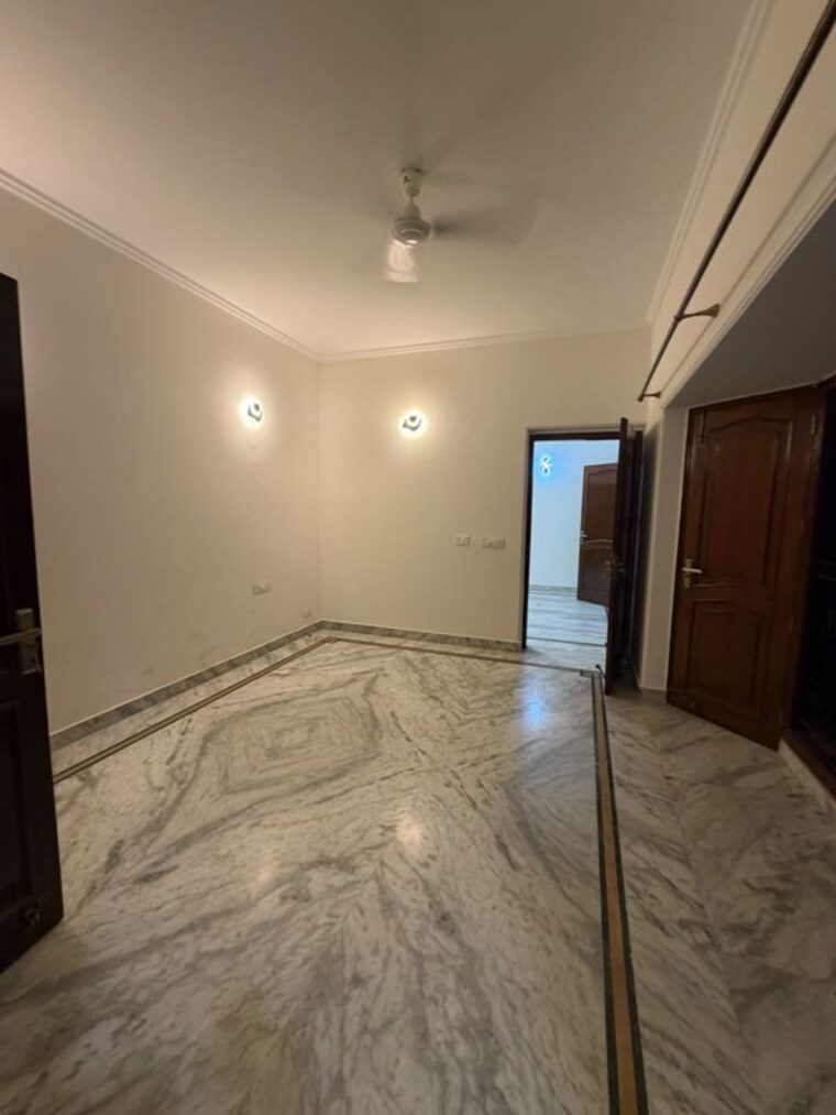 Room, sector 14 3 Bedroom 1900 Sq.Ft. Builder Floor In Sector 14 Gurgaon 10679089