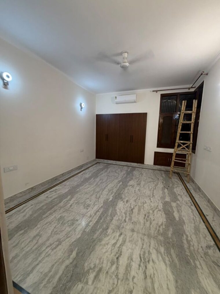 Room, sector 14 3 Bedroom 1900 Sq.Ft. Builder Floor In Sector 14 Gurgaon 10679089