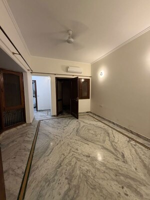 Room in 3 BHK Builder Floor at Sector 14 – for Rent