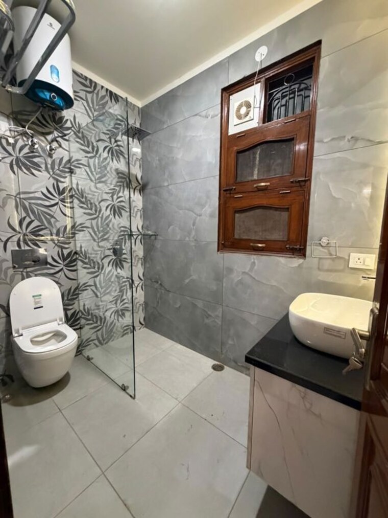 Bathroom, sector 14 3 Bedroom 1900 Sq.Ft. Builder Floor In Sector 14 Gurgaon 10679089