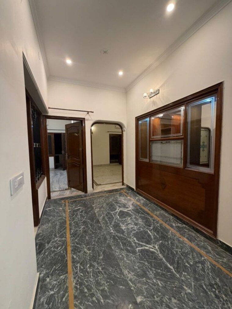 Bedroom, sector 14 3 Bedroom 1900 Sq.Ft. Builder Floor In Sector 14 Gurgaon 10679089