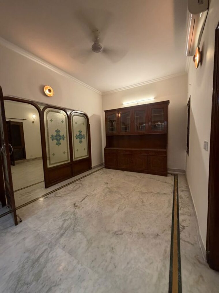 Room, sector 14 3 Bedroom 1900 Sq.Ft. Builder Floor In Sector 14 Gurgaon 10679089