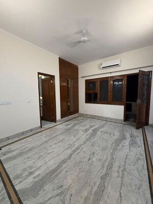Room in 3 BHK Builder Floor at Sector 14 – for Rent