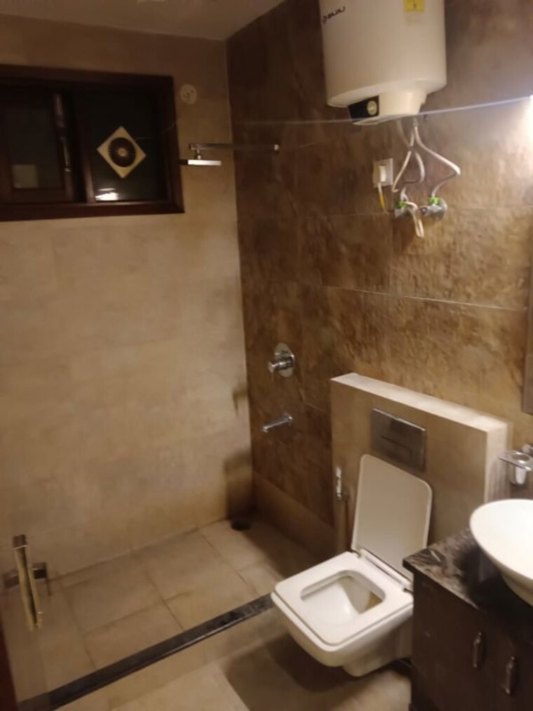 Bathroom, vasant kunj 2 Bedroom 1100 Sq.Ft. Apartment In Vasant Kunj Delhi 10679150