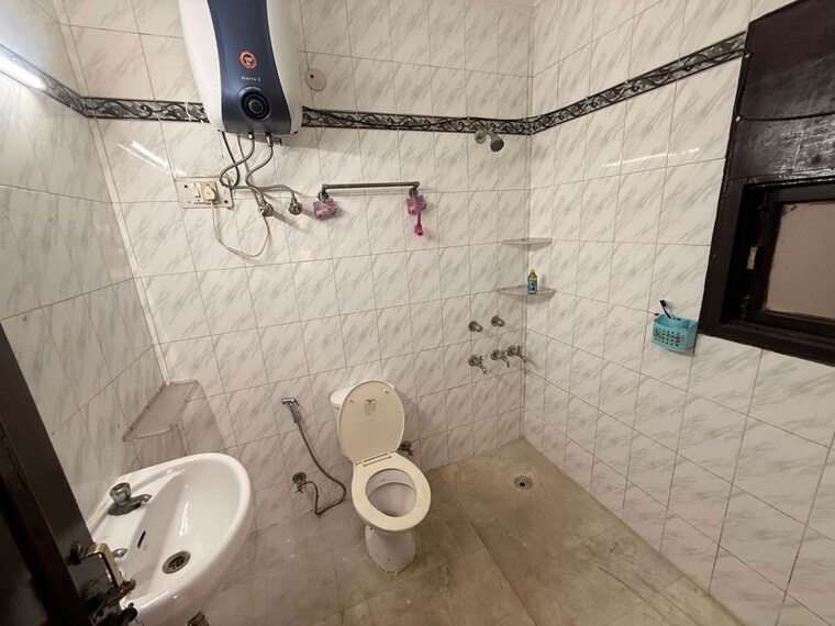 Bathroom, sector 23a 3 Bedroom 1600 Sq.Ft. Builder Floor In Sector 23a Gurgaon 10679172