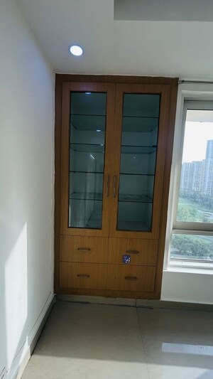 Room in 3.5 BHK Apartment at Jaypee Greens Kalypso Court, Sector 128 – for Rent