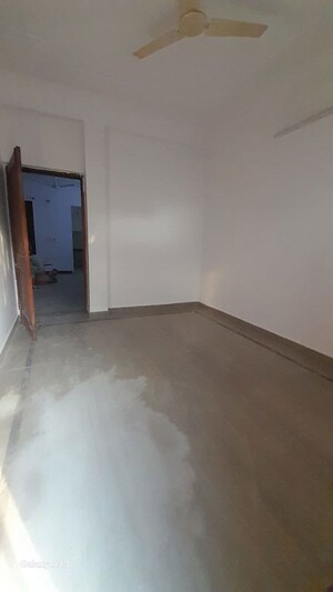 Room in 3 BHK Builder Floor at Sector 23a – for Rent