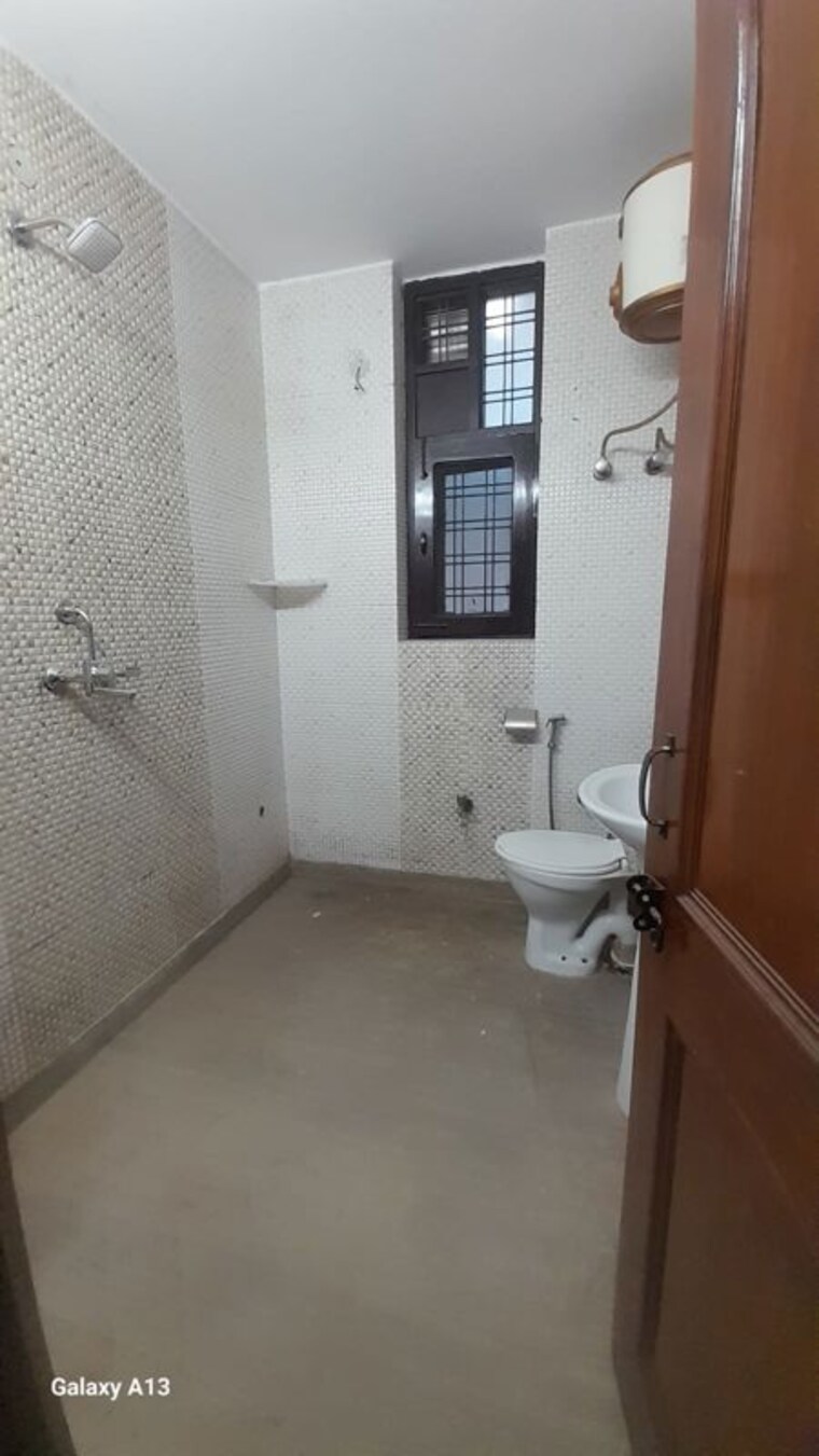 Bathroom, sector 23a 3 Bedroom 2000 Sq.Ft. Builder Floor In Sector 23a Gurgaon 10679202