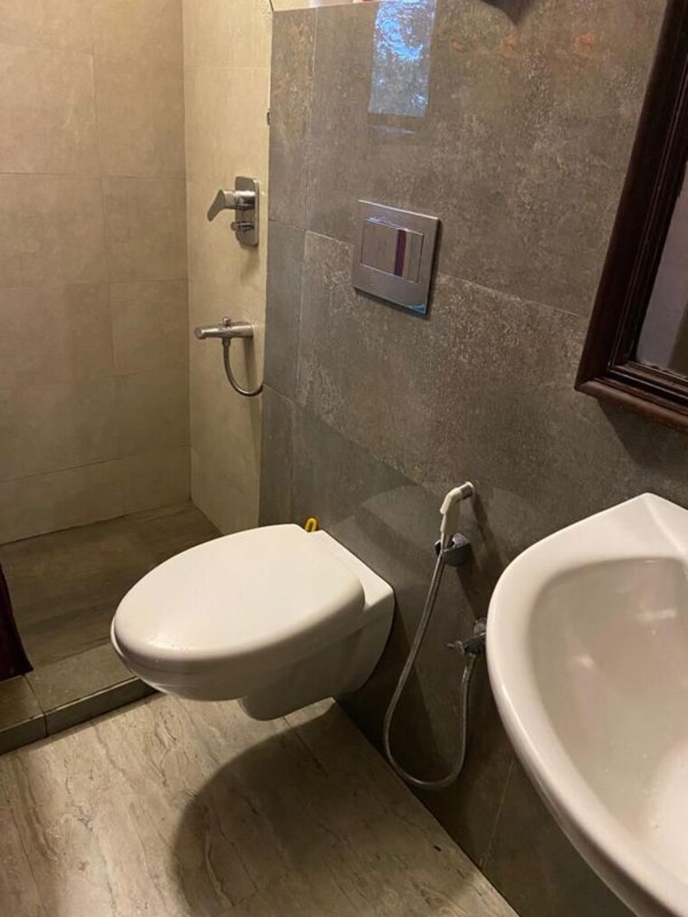 Bathroom, vasant vihar 3 Bedroom 1400 Sq.Ft. Builder Floor In Vasant Vihar Delhi 10679246