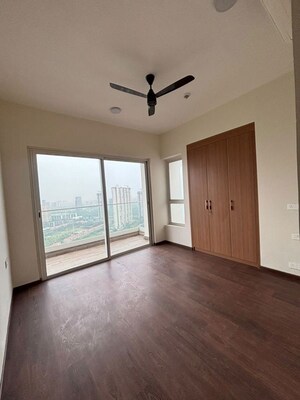 Room in 4 BHK Apartment at Kalpataru Vista, Sector 128 – for Rent