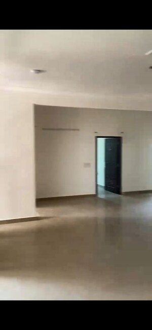 Room in 4 BHK Apartment at Shri Ram Apartments, Sector 48 – for Rent